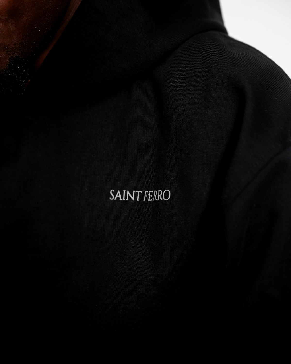 The Forge Hoodie Ferro Black — Brust-Schriftzug nah