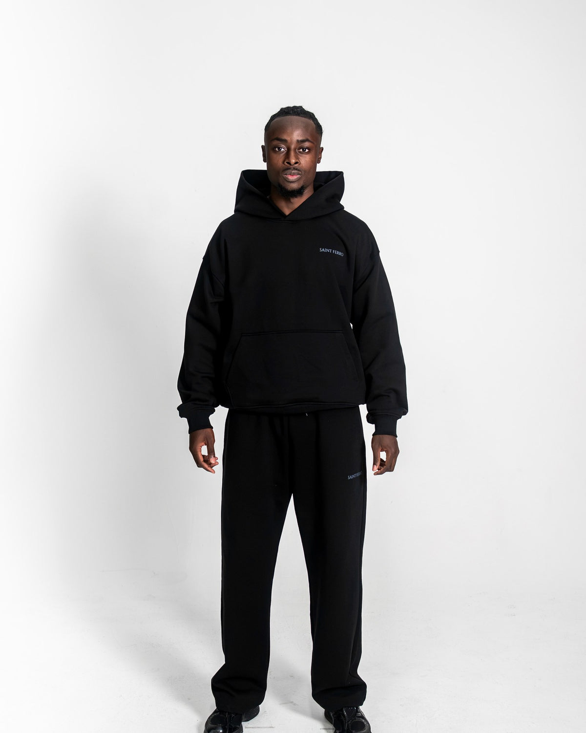 The Forge Hoodie Ferro Black mit The Forge Jogger — ganzer Look