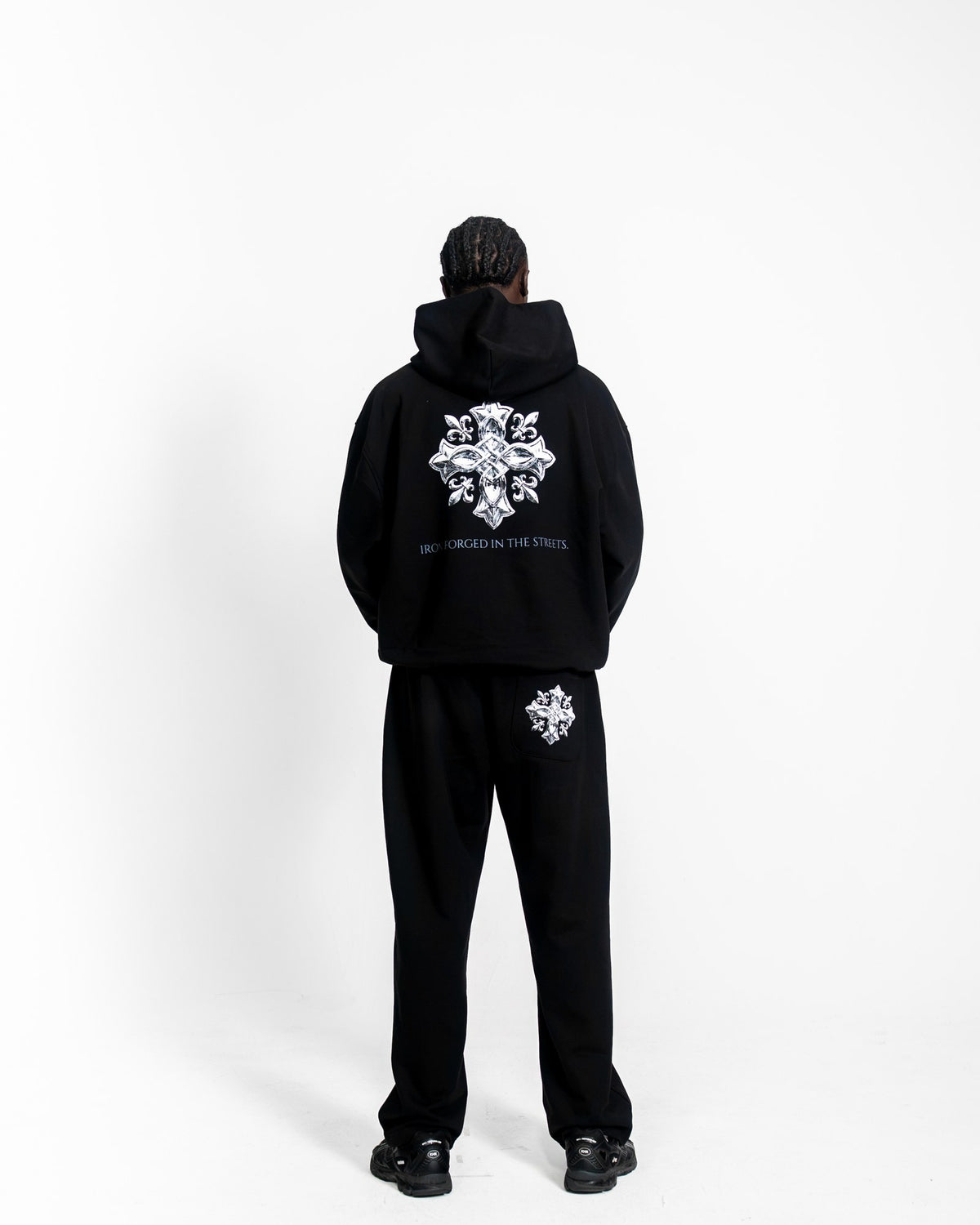 The Forge Jogger Ferro Black — Rückansicht mit Kreuz an der Gesäßtasche