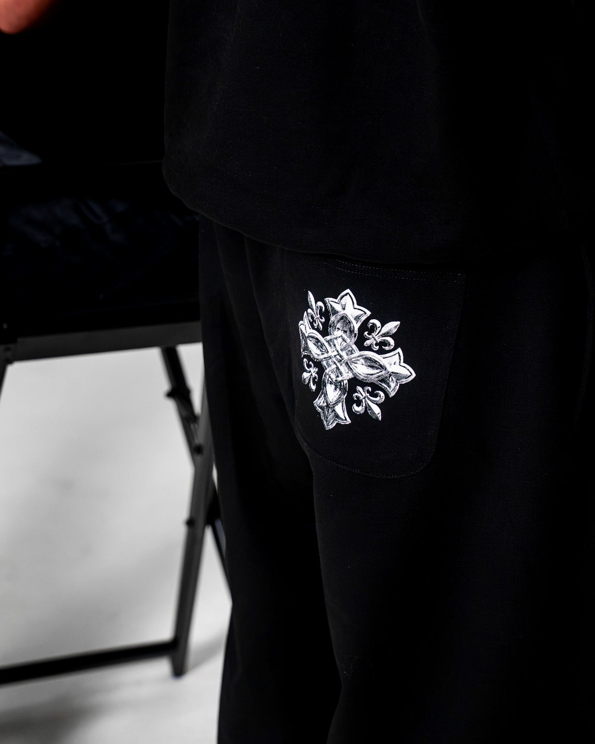 The Forge Jogger Ferro Black — Kreuz an der Gesäßtasche nah