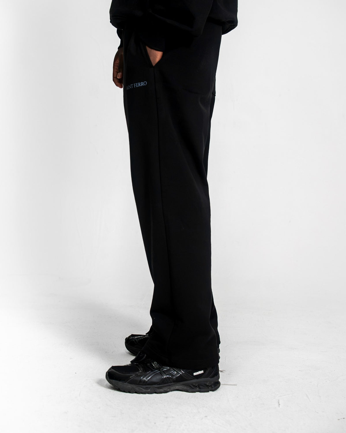 The Forge Jogger Ferro Black — Seitenansicht, Wide Leg
