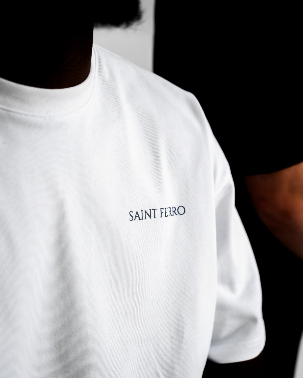 The Forge Tee Marshmallow White — Brust-Schriftzug nah