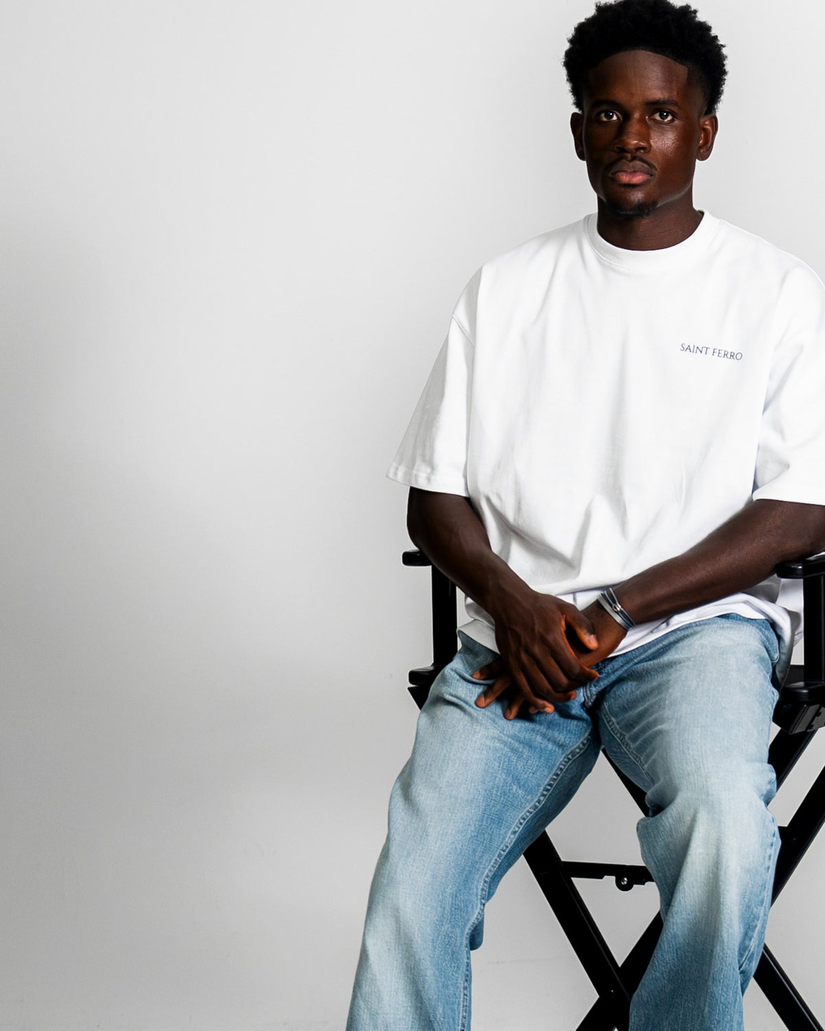 The Forge Tee Marshmallow White — sitzend