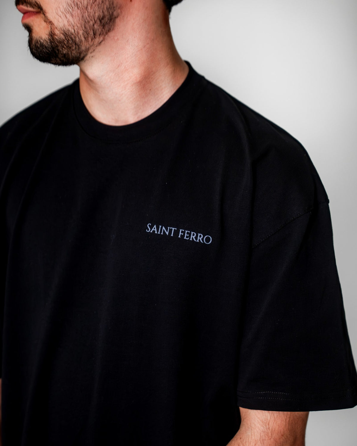 The Forge Tee Ferro Black — Brust-Schriftzug nah