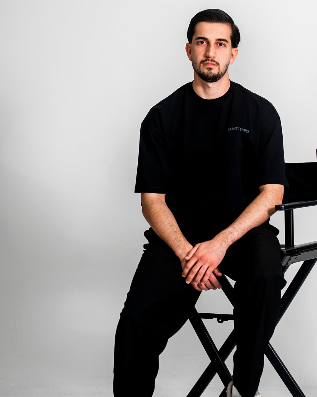The Forge Tee Ferro Black — sitzend