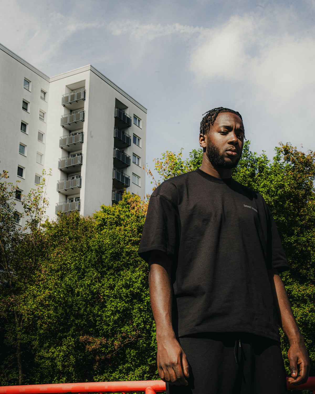 The Forge Tee Ferro Black — getragen vor dem Hochhaus, Hamburg