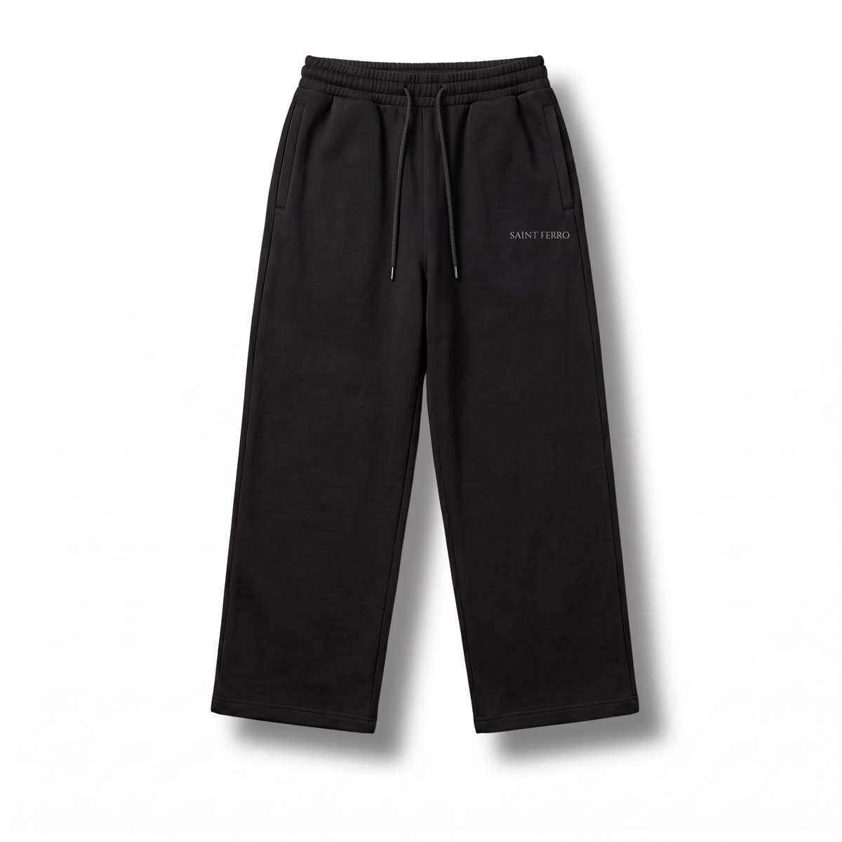 Saint Ferro The Forge Jogger — Ferro Black, Vorderseite mit SAINT FERRO auf dem linken Oberschenkel, Drop 001